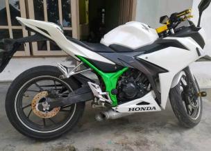 Motor sport dengan knalpot racing stainless steel yang terpasang, menunjukkan desain yang sporty.