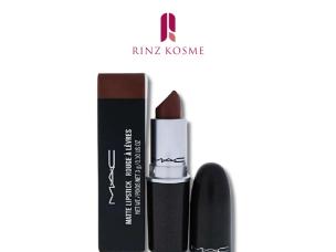 Gambar lipstik MAC Matte Lipstick dengan kemasan hitam dan perak ikoniknya, menonjolkan pigmentasi tinggi dan hasil akhir matte klasiknya, mungkin dengan olesan bibir merah cerah, dengan latar belakan
