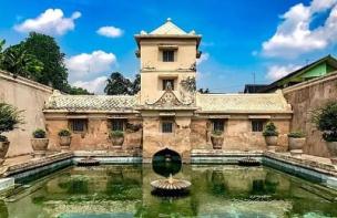HTML PHOTO ALT TEXT Gambar istana air Taman Sari yang bersejarah.
