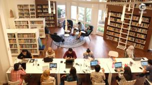 Gambar interior perpustakaan dengan desain Belanda dan buku-buku berbahasa Belanda.