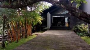 Fasad bangunan Selasar Sunaryo Art Space dengan latar belakang pepohonan.