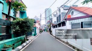 Gambar jalanan perumahan modern yang padat di perkotaan.