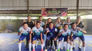 Tim futsal berfoto bersama setelah pertandingan
