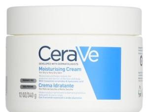 Gambar tub Cerave Moisturizing Cream dengan swatch tekstur krim yang kaya, menonjolkan hidrasi mendalam dan kesesuaiannya untuk kulit kering, dengan latar belakang samar Bandung.