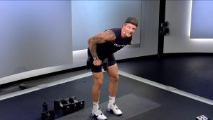 Orang sedang melakukan latihan fungsional (misalnya, push-up, squat, angkat beban ringan) di gym, suasana dinamis.