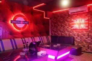 Ruangan karaoke party room yang luas dengan dekorasi balon dan meja makanan di NAV Karaoke.