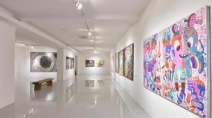 Interior galeri seni kontemporer dengan instalasi seni unik dan pencahayaan artistik.
