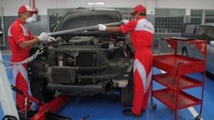  Mobil di bengkel resmi dengan teknisi berseragam