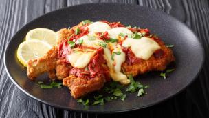 Ayam geprek pedas dengan lelehan keju mozzarella di atasnya.