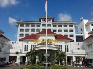 Gambar hotel berarsitektur kolonial di dekat jalan Malioboro.