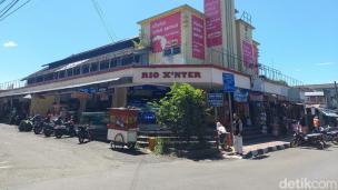 Gambar jalanan yang ramai di Cimahi dengan bangunan modern.