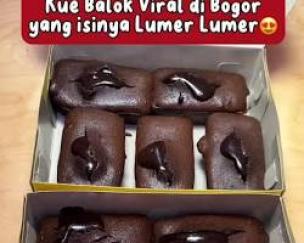 Beberapa potong kue balok hangat dengan isian cokelat lumer yang baru matang.