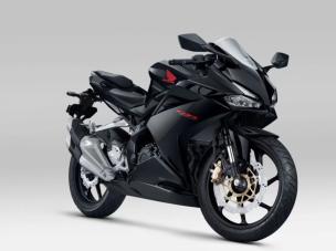 Gambar Honda CBR250RR diparkir di jalan kota yang bersih di Semarang, menampilkan desain fairing yang agresif dan posisi sporty, dengan sedikit sentuhan kecepatan atau dinamisme di latar belakang.
