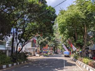 Jalan Trunojoyo Bandung dengan deretan toko fashion lokal yang ramai pengunjung.