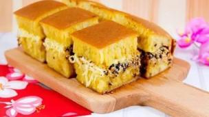 Potongan martabak manis dengan topping keju parut melimpah.