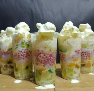Gelas es teler dengan potongan buah melimpah.