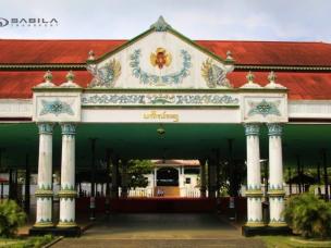 Gambar kompleks Keraton Yogyakarta dengan arsitektur tradisional Jawa.