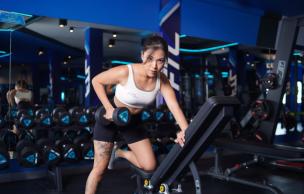  Anggota gym berinteraksi di area istirahat
