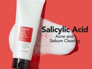 Gambar tube Cosrx Salicylic Acid Daily Gentle Cleanser dengan estetika bersih dan minimalis, menonjolkan sifat anti-jerawat dan pembersih porinya