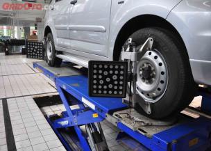 Mobil di alat spooring dan balancing roda