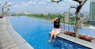Kolam renang di hotel boutique dengan suasana tenang dan pepohonan hijau di sekitarnya.
