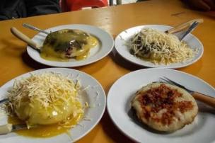  Sepiring surabi dengan topping beragam