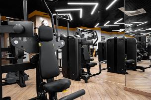 Interior gym premium dengan peralatan canggih
