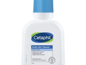Gambar botol Cetaphil Gentle Skin Cleanser dengan estetika minimalis dan bersih, menonjolkan sifat lembut dan melembapkannya, mungkin dengan grafik samar zona kulit yang seimbang, dengan latar belakan