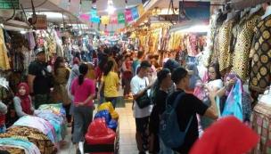 Gambar interior Pasar Beringharjo yang ramai dengan berbagai kios.