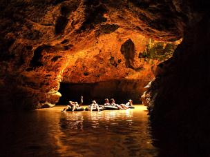 Gambar orang-orang melakukan cave tubing di dalam Goa Pindul.