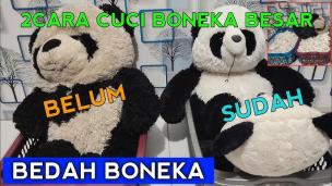 Boneka beruang besar sedang dimasukkan ke mesin cuci jumbo di Lovely Laundry.