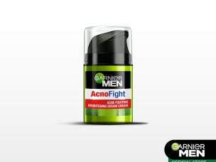 Gambar tube Garnier Men Acno Fight Anti-Acne Brightening Serum Cream dengan desain ramping dan maskulin, menonjolkan sifat ringan dan tidak berminyaknya untuk kulit pria, dengan latar belakang samar B