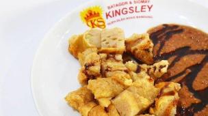 Semangkuk Batagor Kingsley dengan bumbu kacang melimpah.