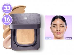 Gambar compact Somethinc Copy Paste Breathable Mesh Cushion dengan kemasan hitam ramping khasnya, menonjolkan hasil akhir dewy dan sifat melembapkan, mungkin dengan efek tetesan air samar atau tekstur