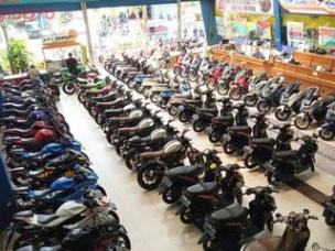 Gambar showroom motor bekas mewah, tempat motor pilihan yang terawat dengan baik dipajang seperti motor baru.