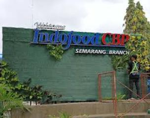 Area cafe dengan banyak tanaman hijau dan signage "Go Green".