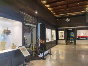 Gambar interior Museum Sonobudoyo dengan pajangan artefak Jawa tradisional.