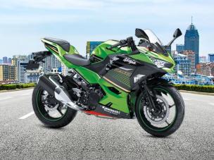 Gambar Kawasaki Ninja 250 diparkir dengan latar belakang perkotaan modern, mungkin di dekat Grand City Mall Surabaya, menonjolkan desain fairing sporty dan daya tarik populernya.