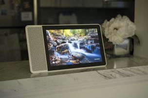 Keluarga sedang berinteraksi dengan smart display di dapur, menampilkan resep atau panggilan video.