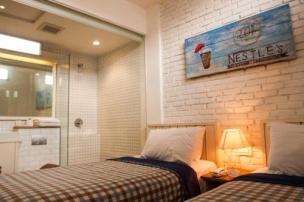Interior kamar di Summerbird Bed & Brasserie dengan tema unik.
