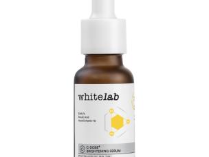 Gambar botol Whitelab C-Dose+ Brightening Serum dengan estetika bersih dan ilmiah, mungkin dengan grafik samar yang menunjukkan perlindungan terhadap tekanan lingkungan, dengan latar belakang samar Ja