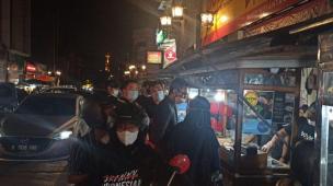 Suasana ramai kuliner malam di sebuah area jalanan Bandung