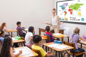 Anak-anak sekolah di ruang kelas modern, berinteraksi dengan guru multinasional, papan tulis interaktif.