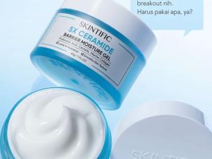Gambar jar Skintific 5X Ceramide Barrier Repair Moisture Gel dengan swatch tekstur gel ringan, menonjolkan penyerapan cepat dan rasa tidak berminyak, dengan latar belakang samar Jakarta Selatan.