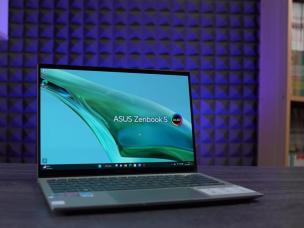 Gambar ASUS ZenBook S 13 OLED di ruang kerja minimalis yang ramah lingkungan, menyoroti desain ramping dan aspek berkelanjutannya, dengan latar belakang samar Plaza Senayan.