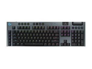 Gambar keyboard gaming nirkabel Logitech G915 LIGHTSPEED di meja kerja yang gelap dan futuristik, dengan pencahayaan RGB yang bersinar, menekankan kebebasan nirkabel dan nuansa berteknologi tinggi.