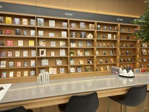 Gambar toko pengalaman merek modern dengan smartphone dan gadget lainnya yang dipajang.