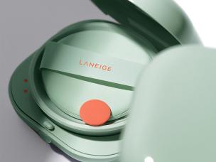 Gambar compact Laneige Neo Cushion Matte dengan desain kotak hijau mint ikoniknya, menonjolkan hasil akhir matte yang tahan lama, mungkin dengan latar belakang kulit yang samar, dengan latar belakang 