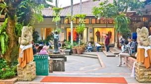 Fasad Rumah Mode di Bandung dengan pengunjung berjalan masuk.