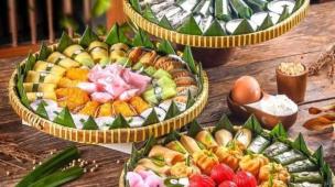 Gambar berbagai jajanan pasar tradisional Indonesia yang berwarna-warni tersusun rapi di atas tampah.